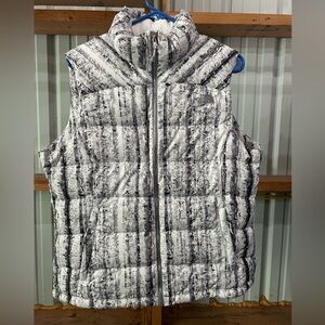 The North Face Black and White Puffer Vest. Women’s large. Super cute and warm